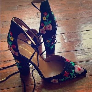 Lulu’s Size 8 Embroidered Pointed Toe Pumps!